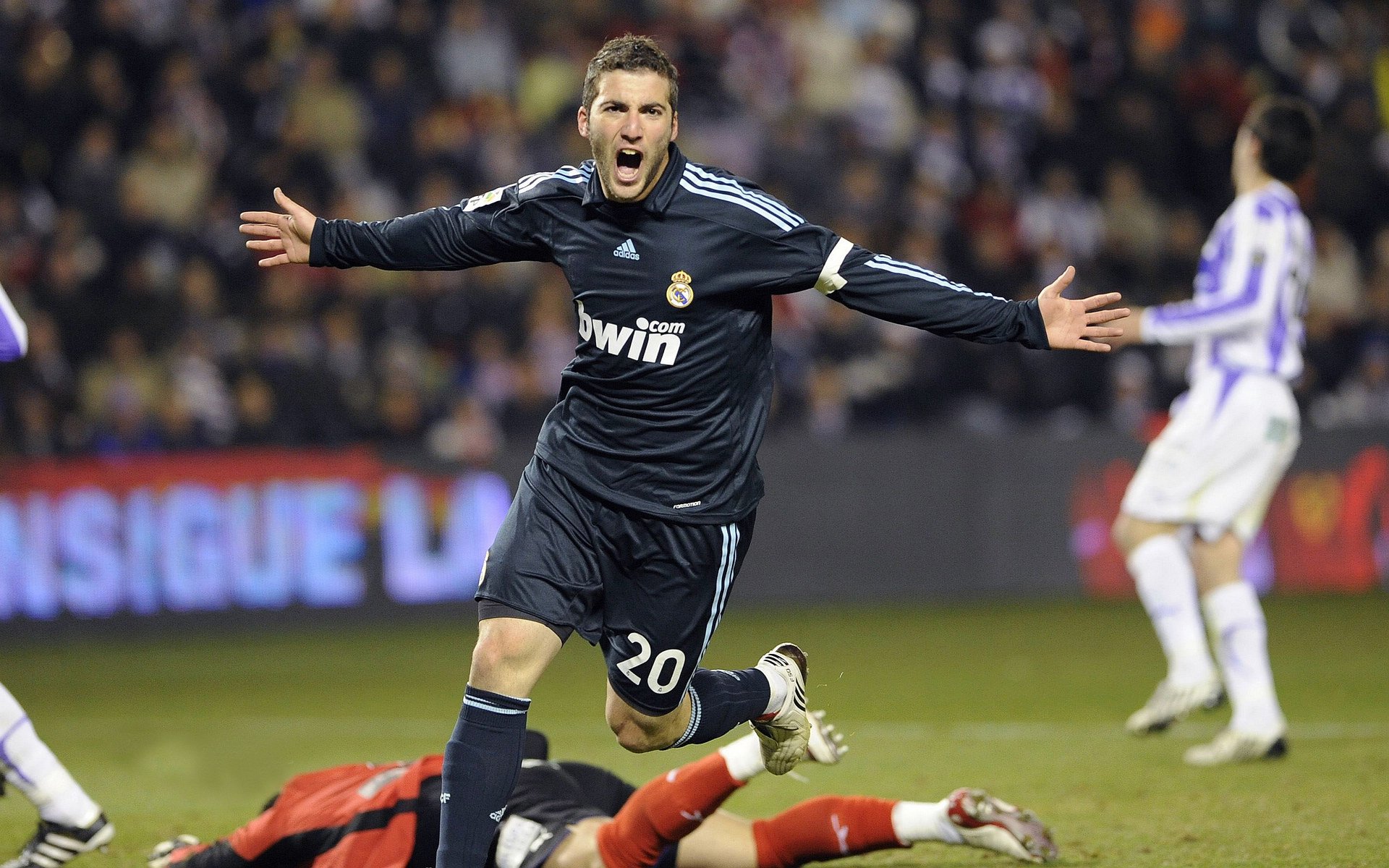 拜仁替补阵容发挥出色轮换无忧，拜仁队员2020